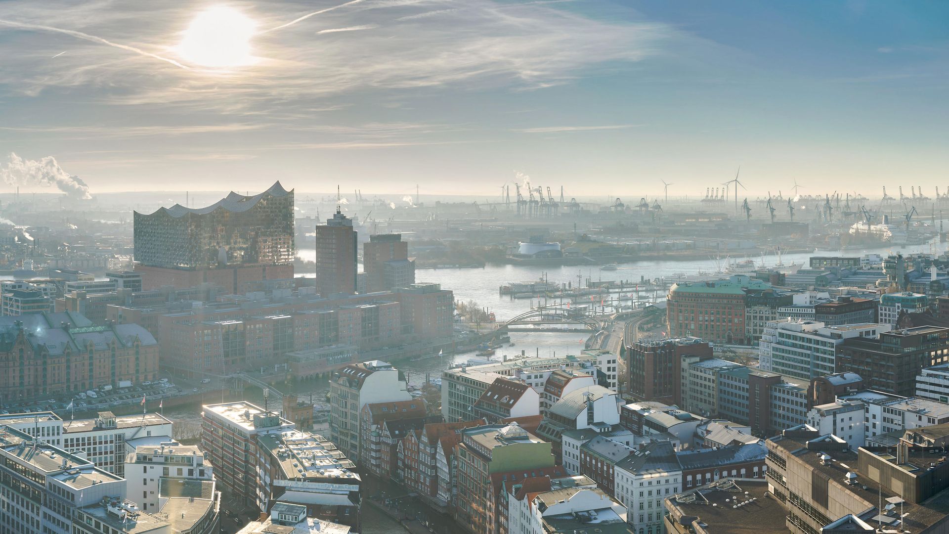 Elbphilharmonie, die Elbe und Teile von Hamburg mit einer Drohne fotografiert.